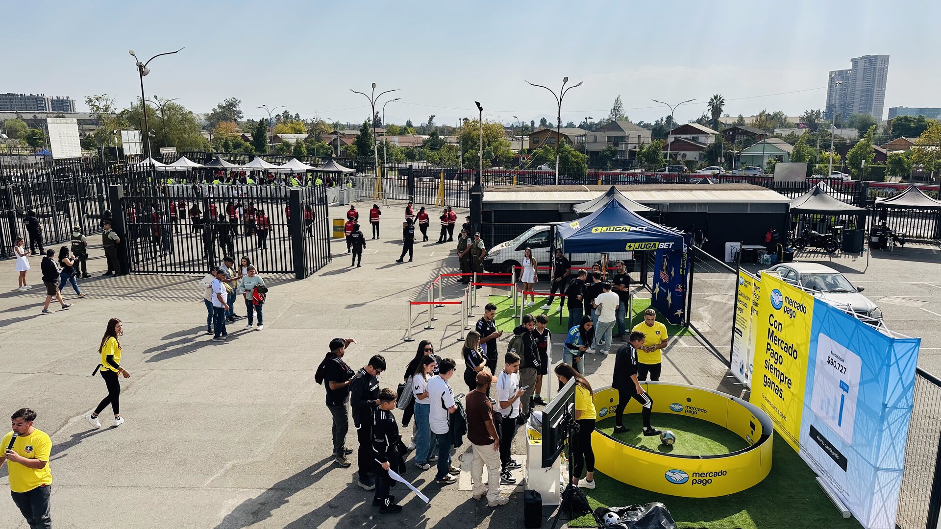 Público llegando al acceso de un evento con módulos de marca