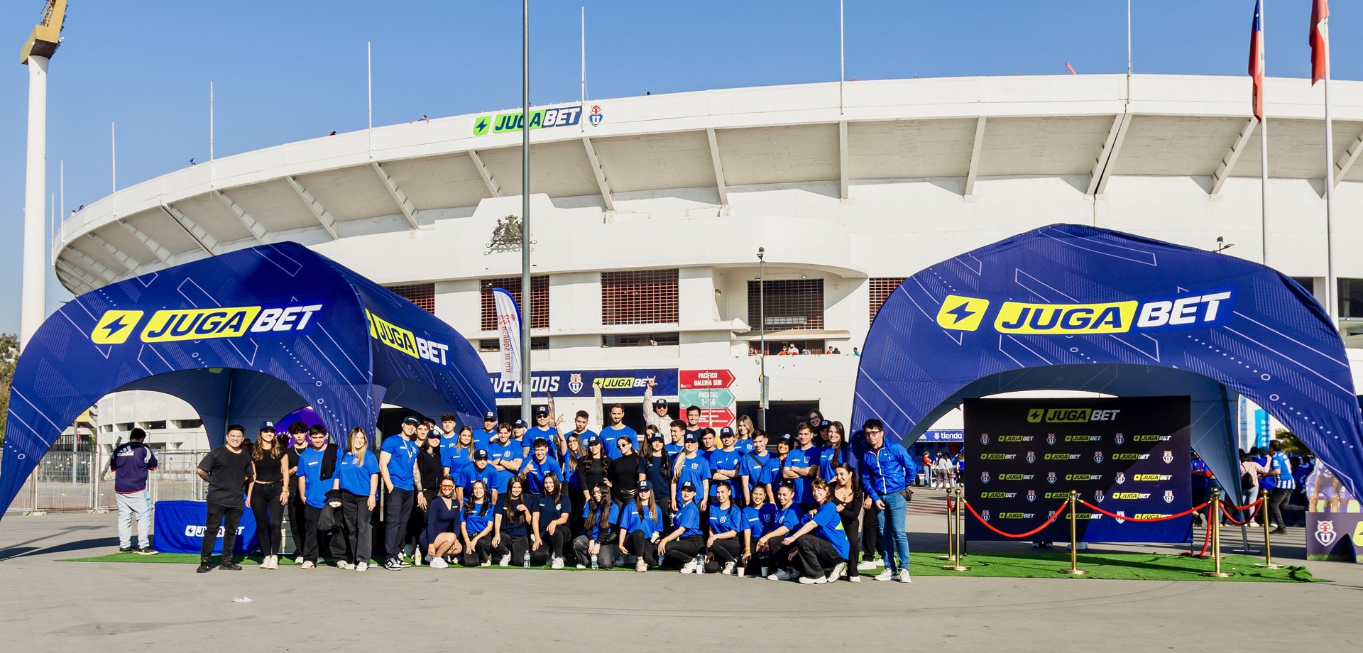 Doble carpa de marca frente al Estadio Nacional con el equipo completo