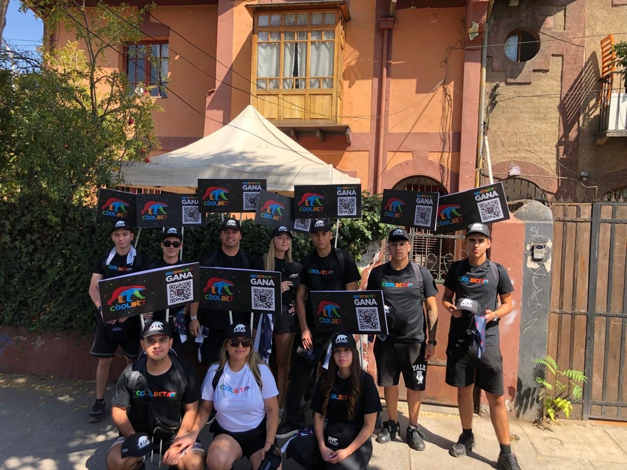 Street team con carteles y código QR en la calle