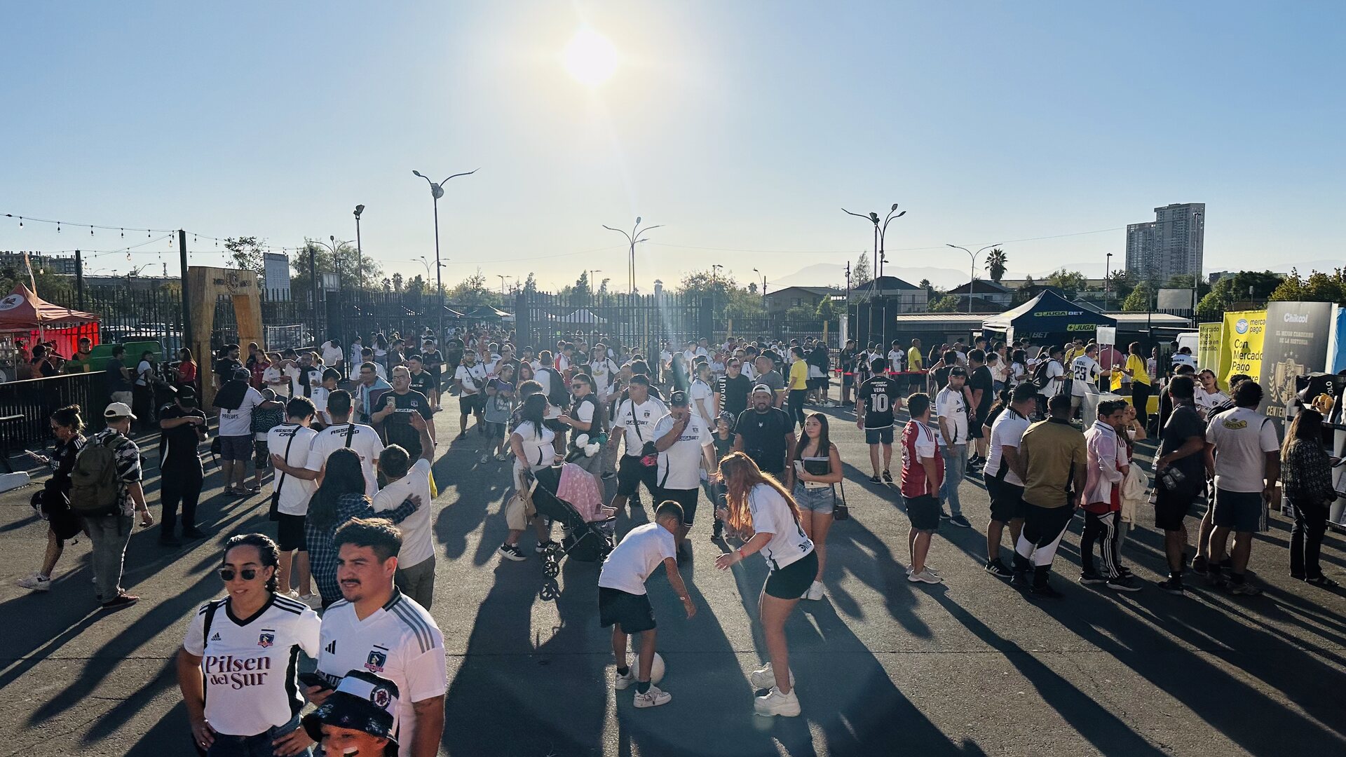 Estadio lleno al atardecer durante una activación