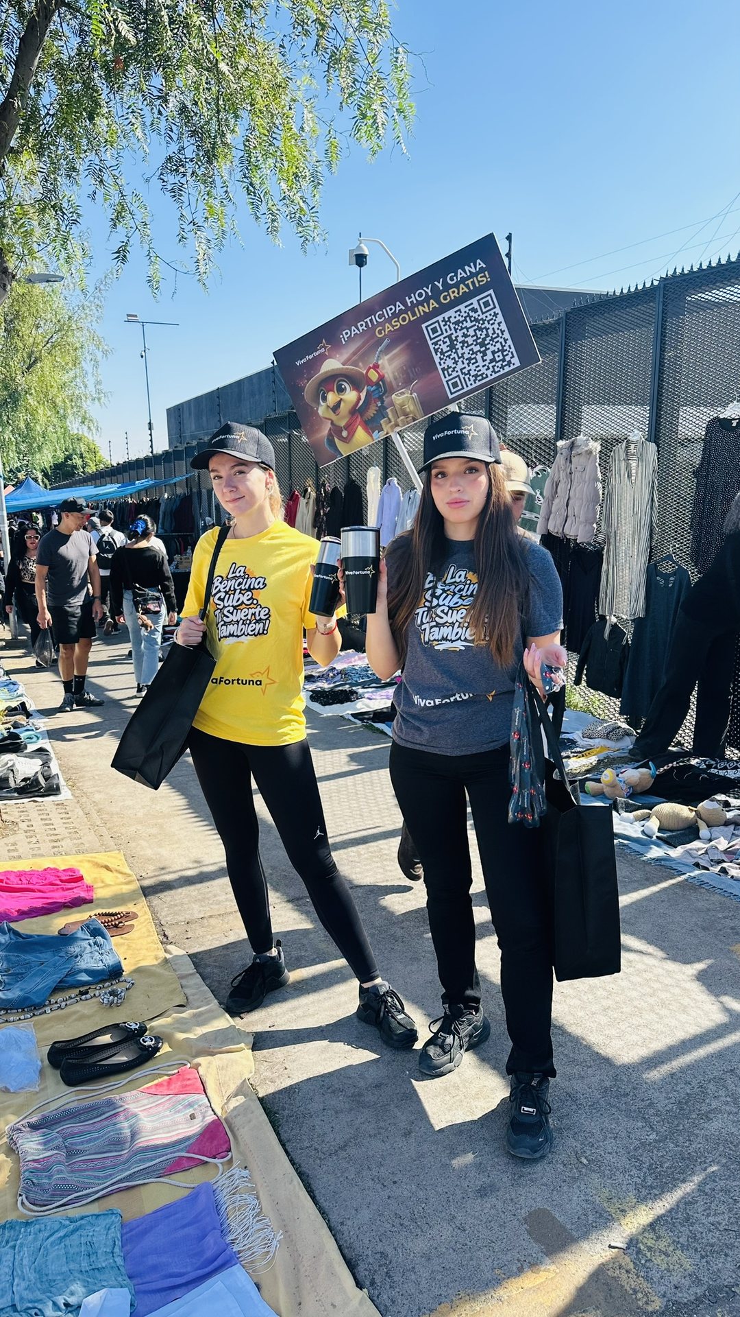 Promotoras con merchandising en una feria