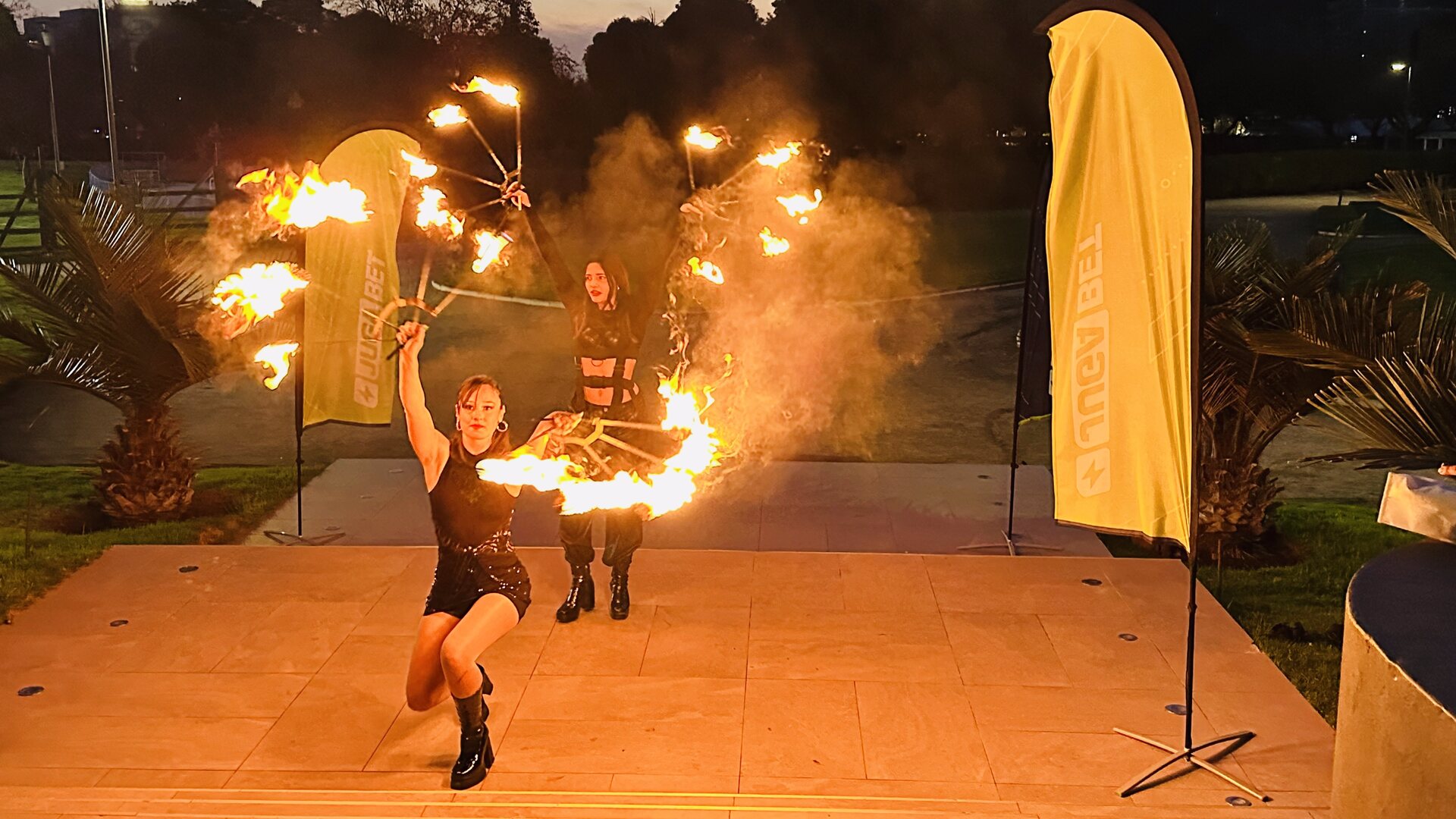 Show de fuego nocturno en una activación de marca