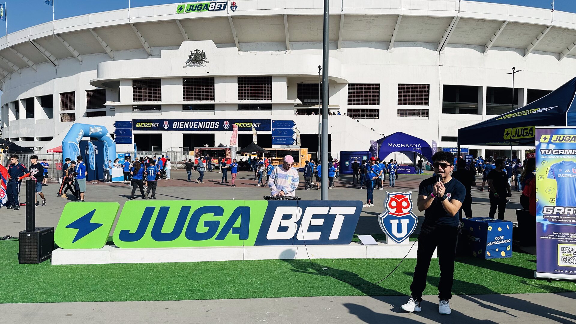 Montaje de letras corpóreas gigantes en la entrada de un estadio