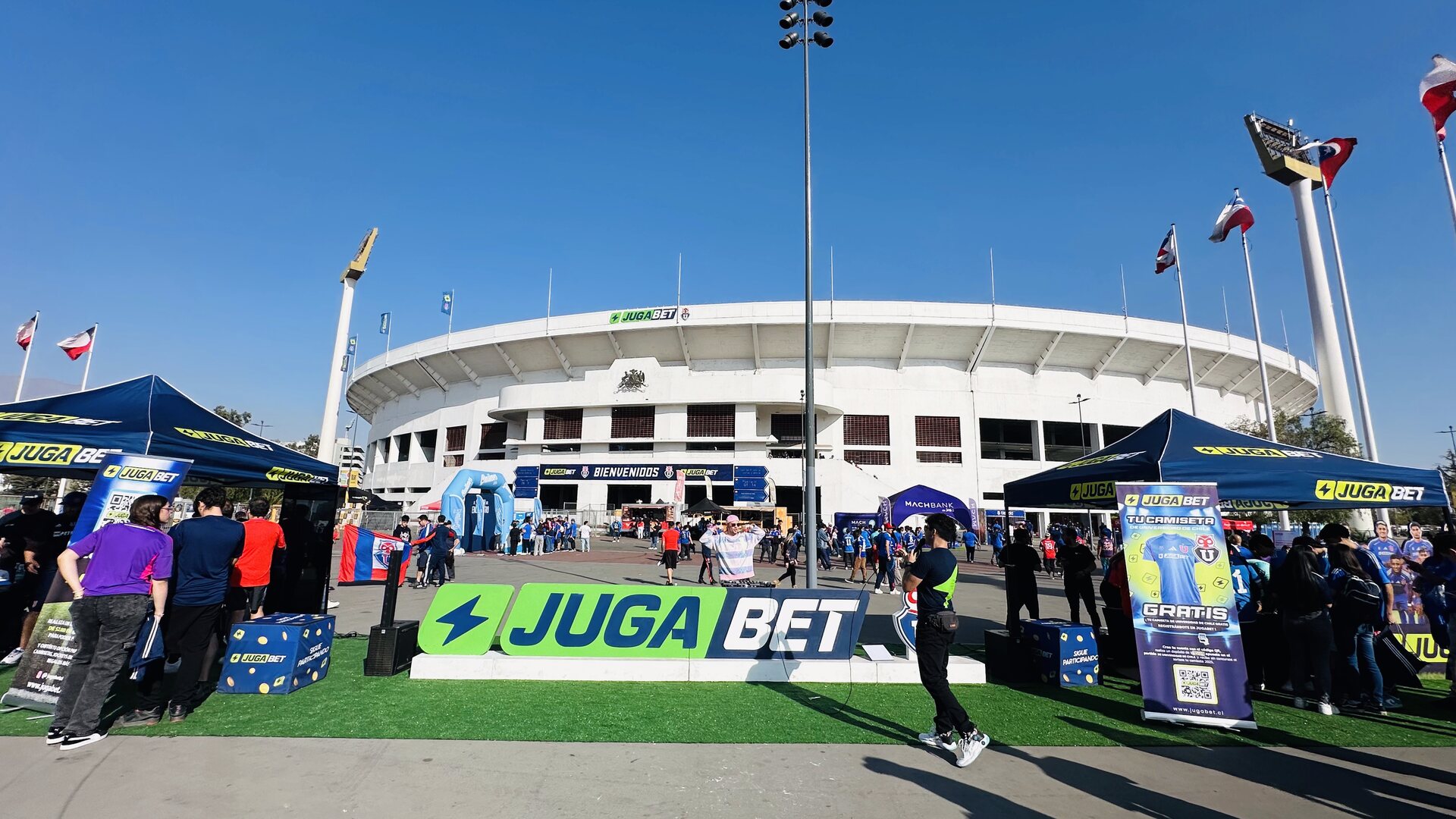 Carpas y módulos de activación instalados frente al estadio