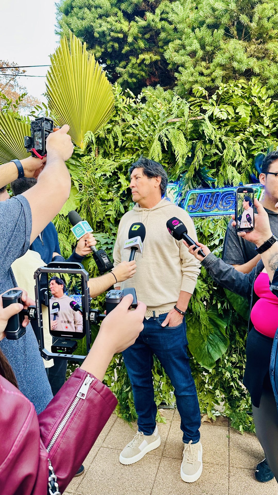 Vocería de prensa con periodistas y micrófonos