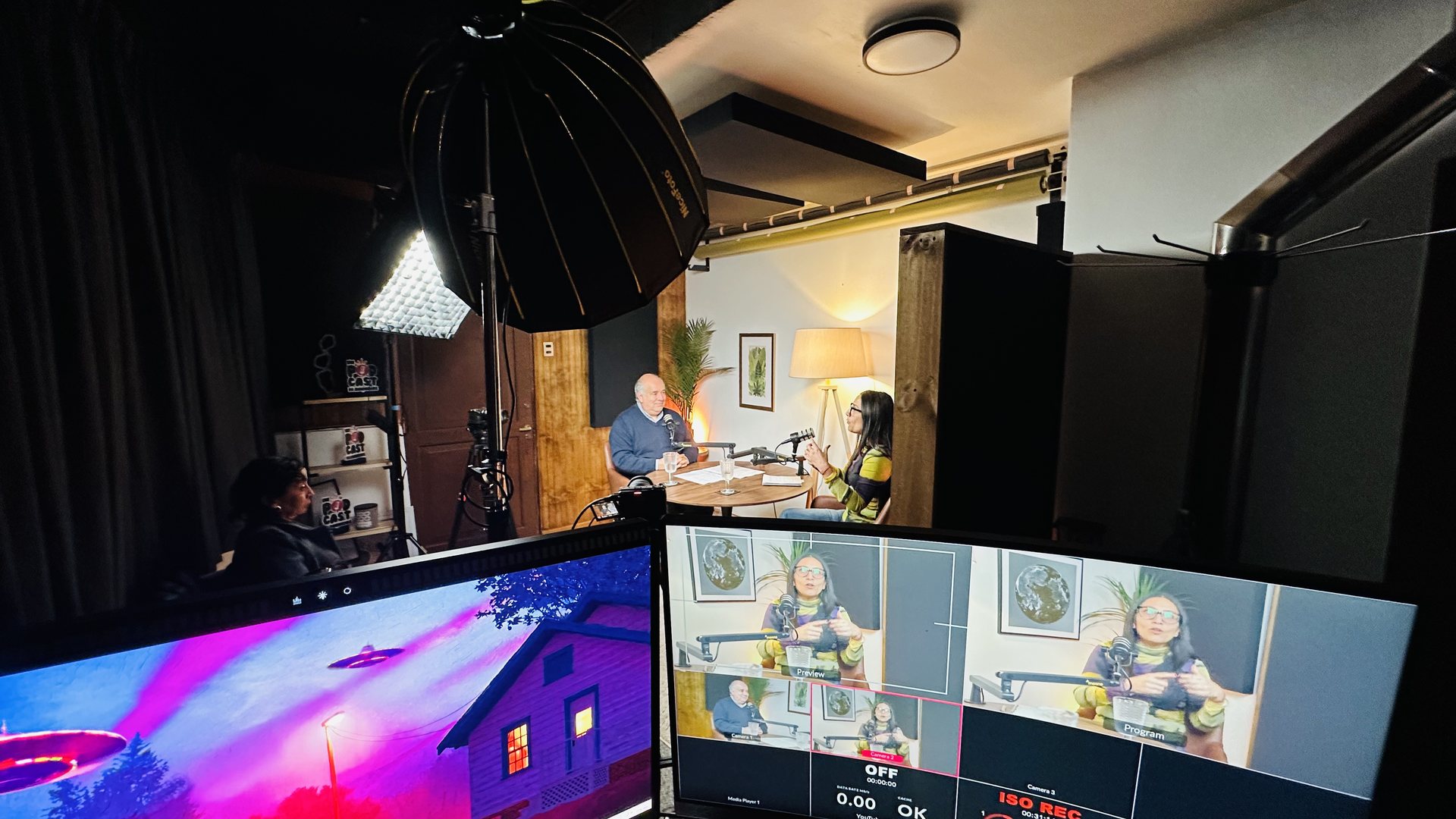 Grabación en vivo con monitores de control en el estudio