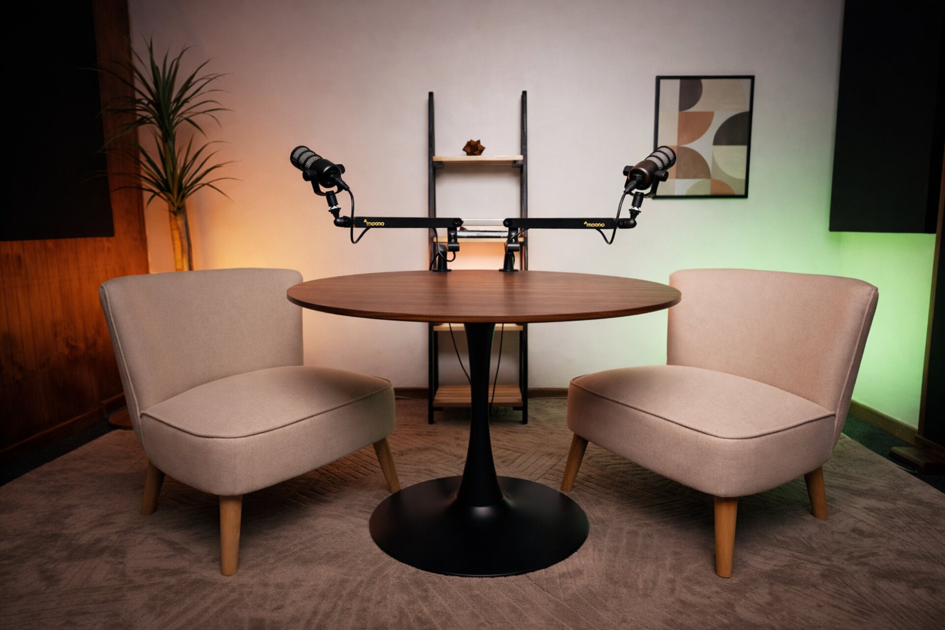 Set de podcast de TriadeLab con dos sillones y brazos de micrófono