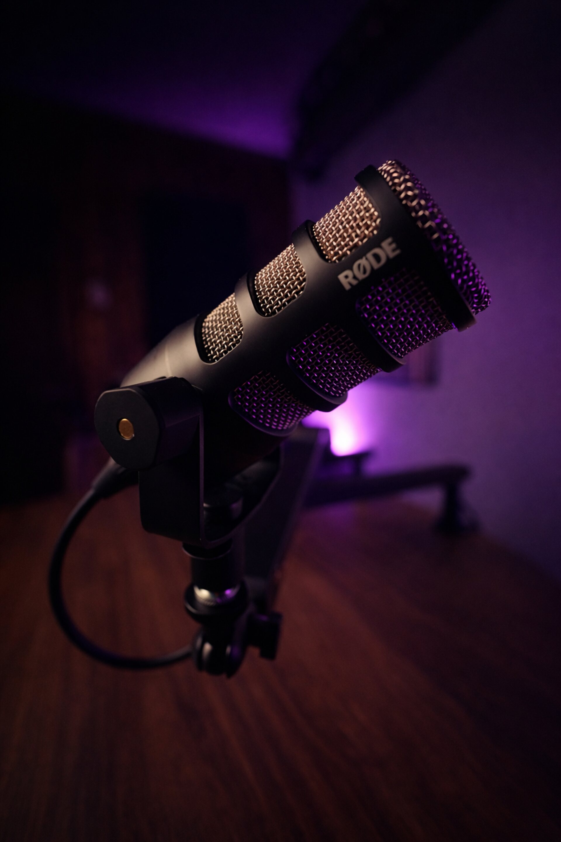 Micrófono de estudio RODE con luz violeta de fondo