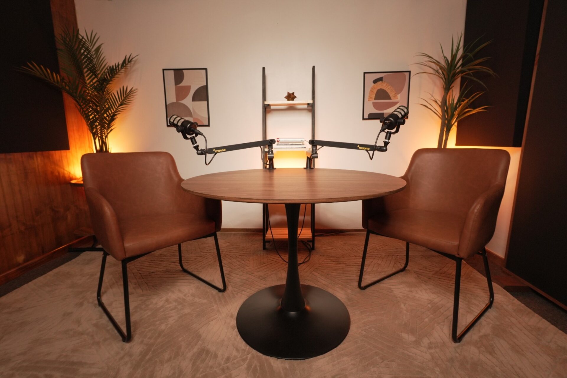 Set cálido de TriadeLab con sillones de cuero y plantas